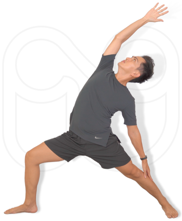 Nguyên Yoga thực hiện tư thế chiến binh (reverse warrior) và logo Nguyên Yoga