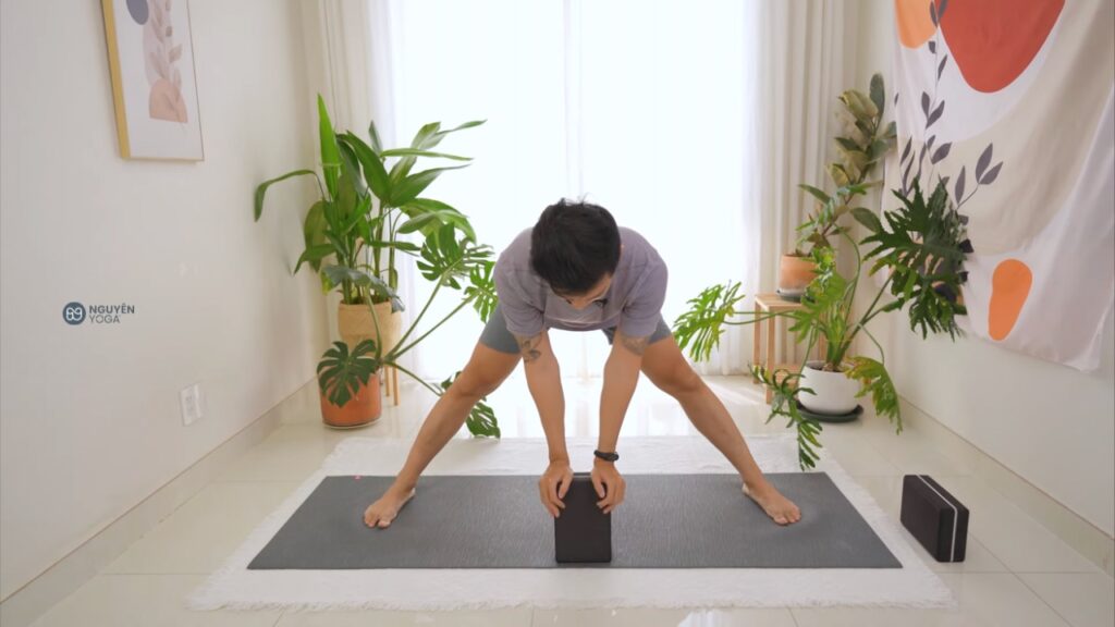 Động tác Yoga xoạc ngang có sự hỗ trợ của gạch