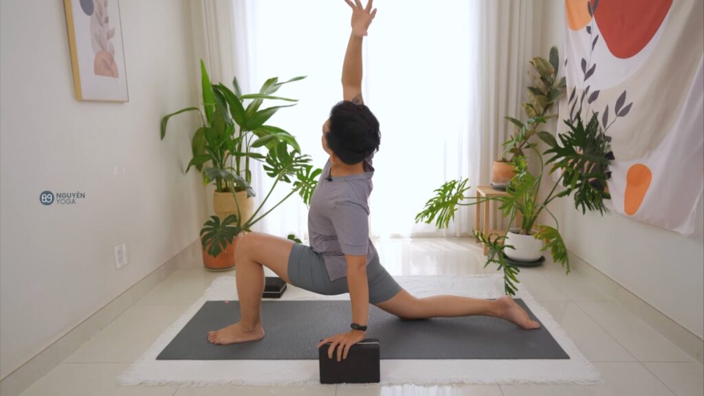Động tác Yoga kéo giãn lườn giúp dẻo dai khớp hông