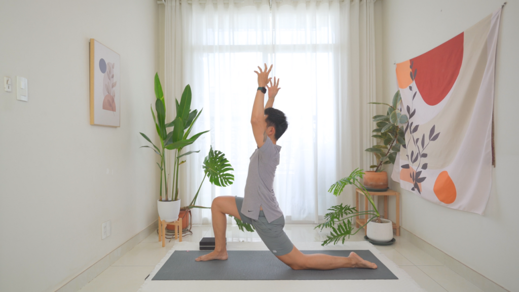 Vươn tay kéo giãn cột sống lưng trong Yoga chào mặt trời 