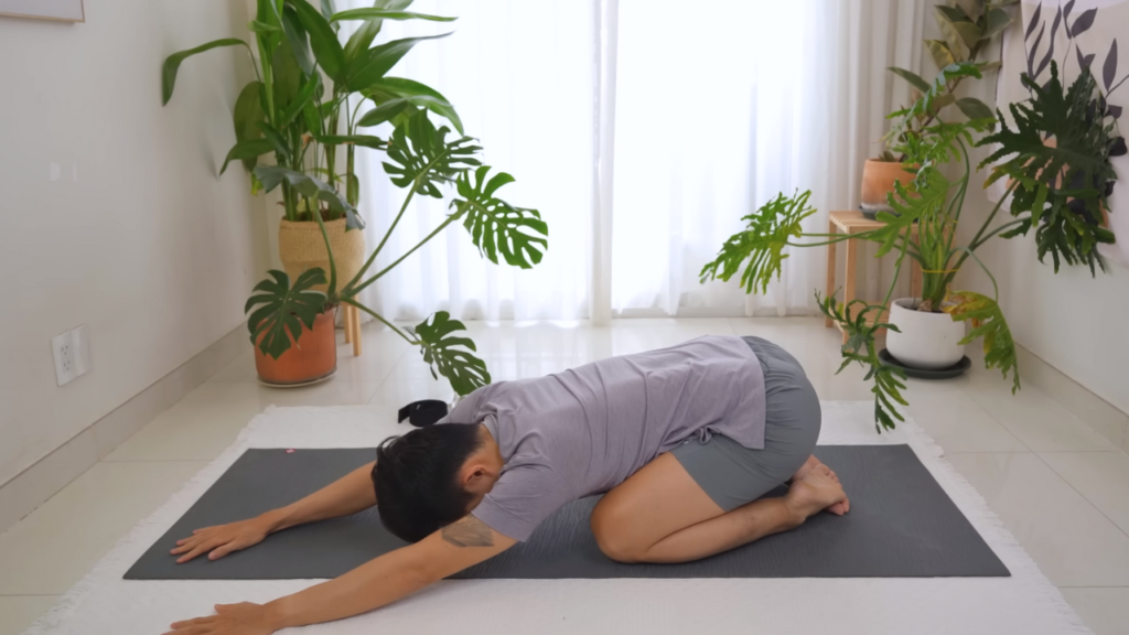 Duỗi tay sang phải tư thế Yoga Em Bé 