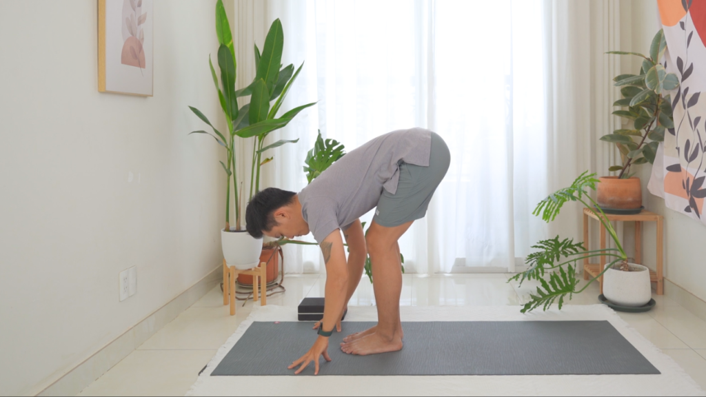 Động tác Yoga Đứng Gập Người