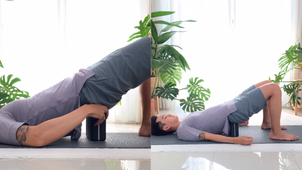 Động tác nằm lên gối hoặc gạch Yoga