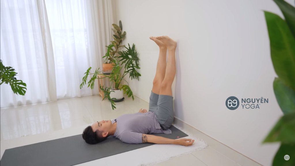 Thư giãn với tư thế Yoga gác chân lên tường