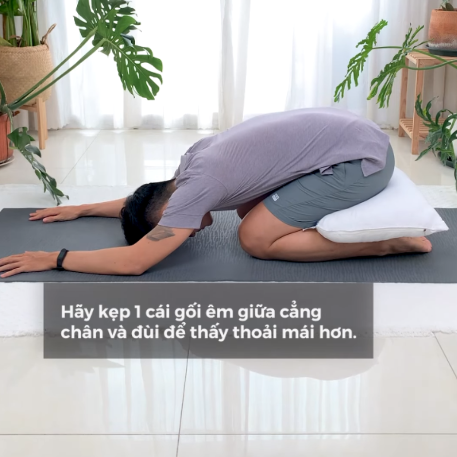 Kê gối trong tư thế Yoga em bé