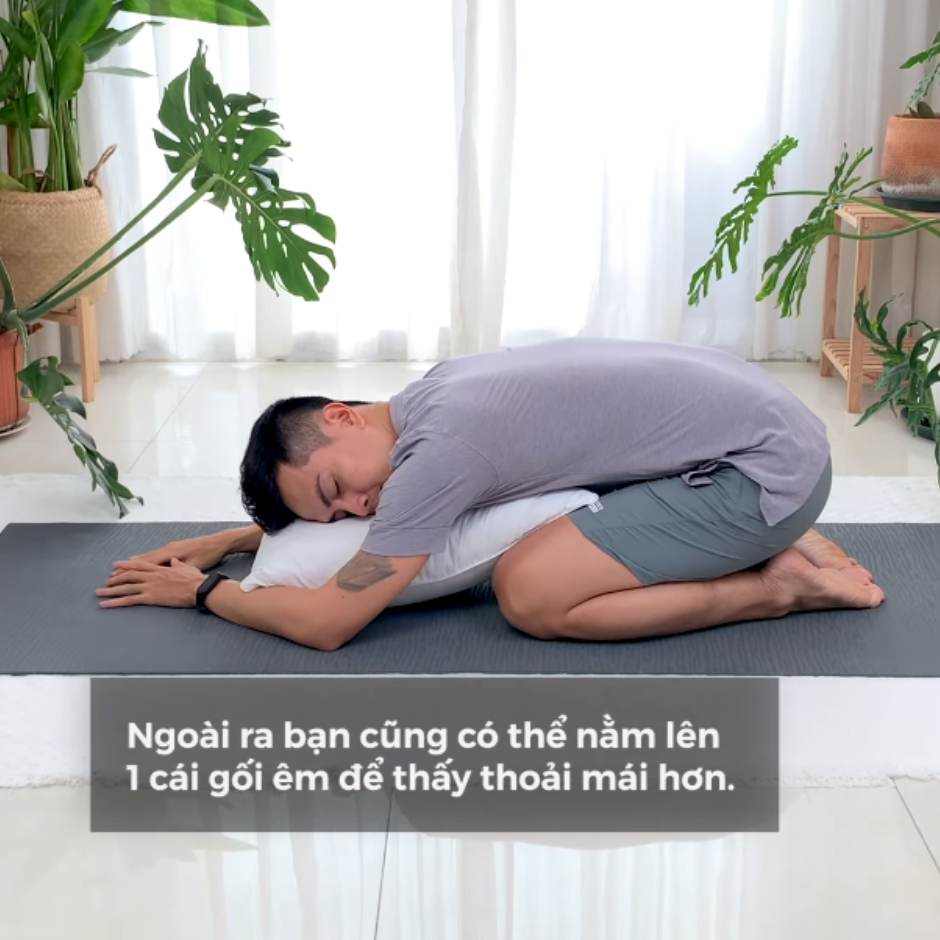 Nằm ôm gối trong tư thế Yoga em bé