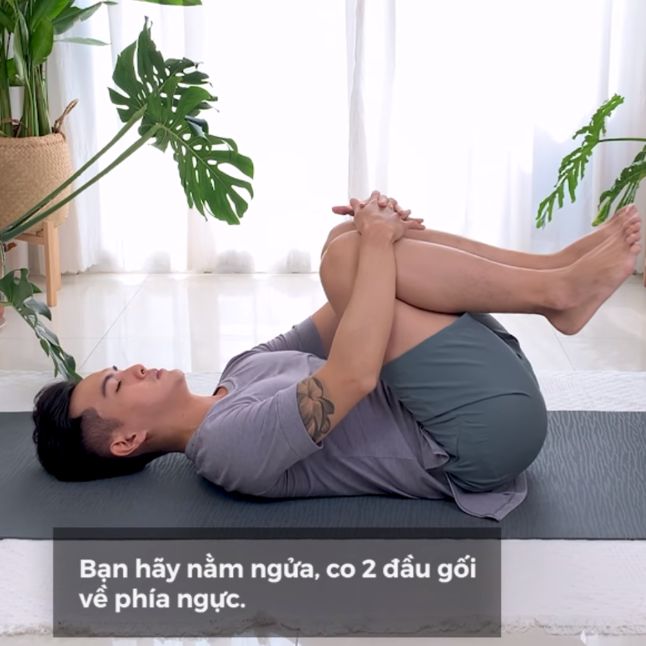 Động tác Yoga nằm ôm chân