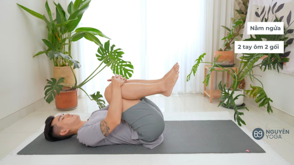 Tư Thế Yoga Ôm Chân – Wind Relieving Pose
