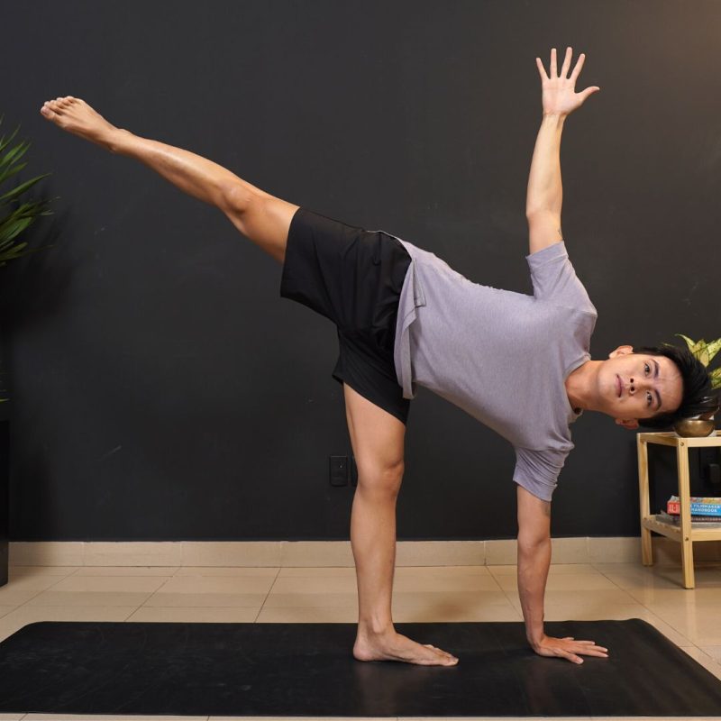 Người tập Yoga thực hiện động tác nửa vầng trăng (half moon pose)